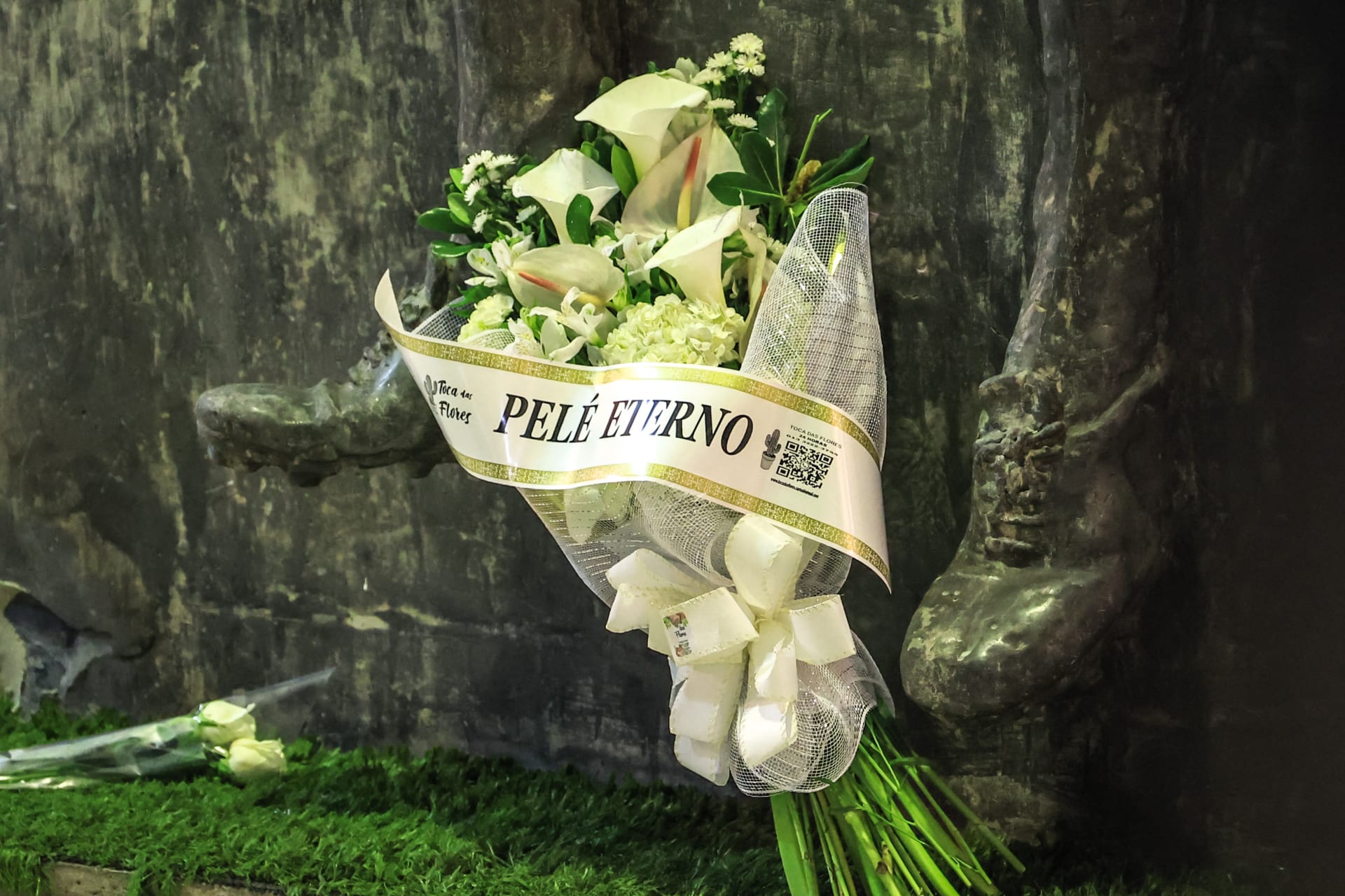 Květiny položené k Pelého soše v brazilském Santosu.