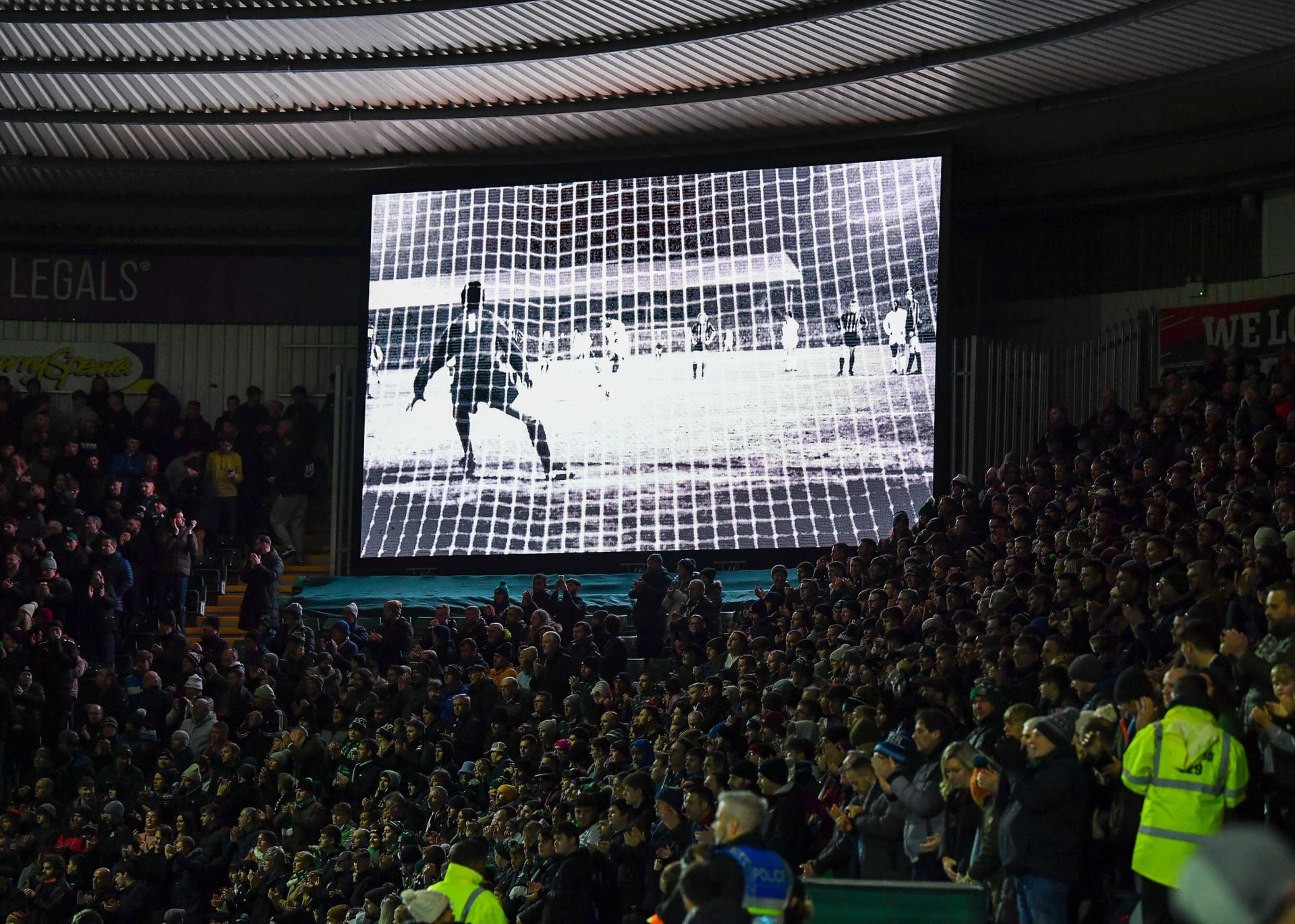 Pelému aplaudovali i fanoušci v Anglii při zápase třetí nejvyšší soutěže mezi Plymouthem a Wycombe.