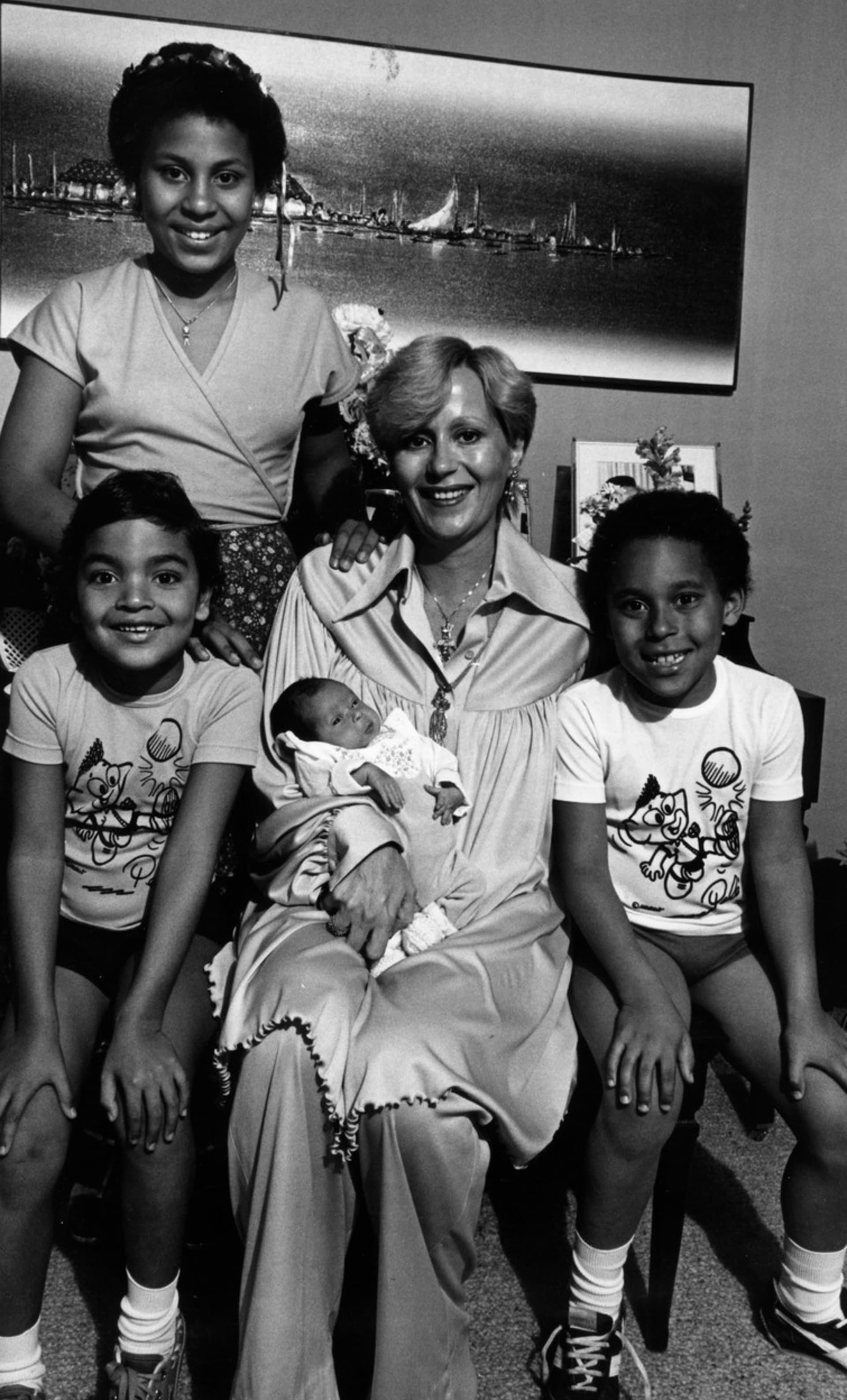 Pelého první žena Rosemeri s novorozenou dcerou Jennifer a jejími staršími sourozenci Kelly a Edsonem juniorem.