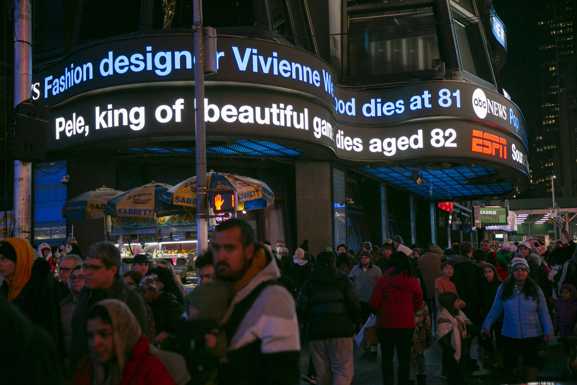 Oznámení o Pelého smrti si lidé přečetli i na Times Square v New Yorku.