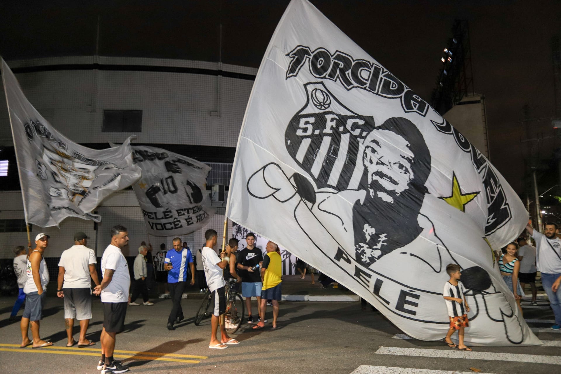 Fanoušci před stadionem, kde Pelé začínal svou slavnou kariéru, smutní ze skonu svého idola.