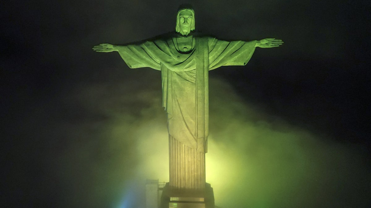 Socha Ježíše Krista Spasitele nad Rio de Janeirem nasvícená kvůli Pelého smrti do brazilských barev.