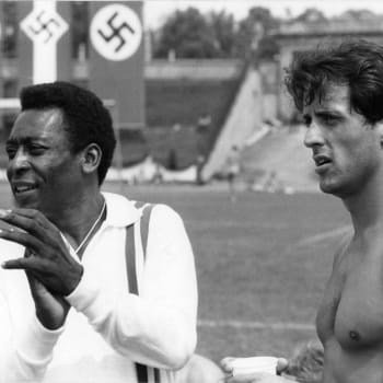 Pelé a Sylvester Stallone ve filmu o zajatcích prchajících před nacisty.