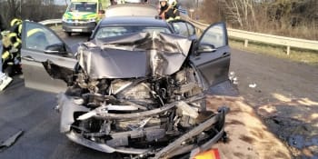 U Němčic nad Hanou se srazilo osobní auto s traktorem. Nehoda si vyžádala 12 zraněných