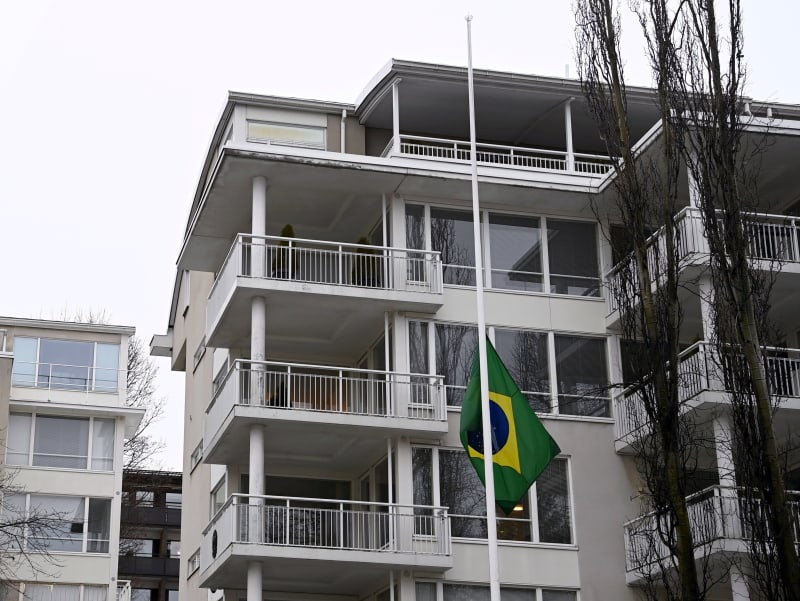 Brazilská ambasáda ve finských Helsinkách a vlajka na půl žerdi na počest zesnulé fotbalové ikony Pelého.