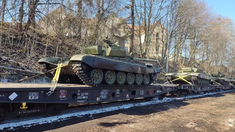 Duben 2022: Na Ukrajinu míří i české tanky T-72 a bojová vozidla pěchoty.