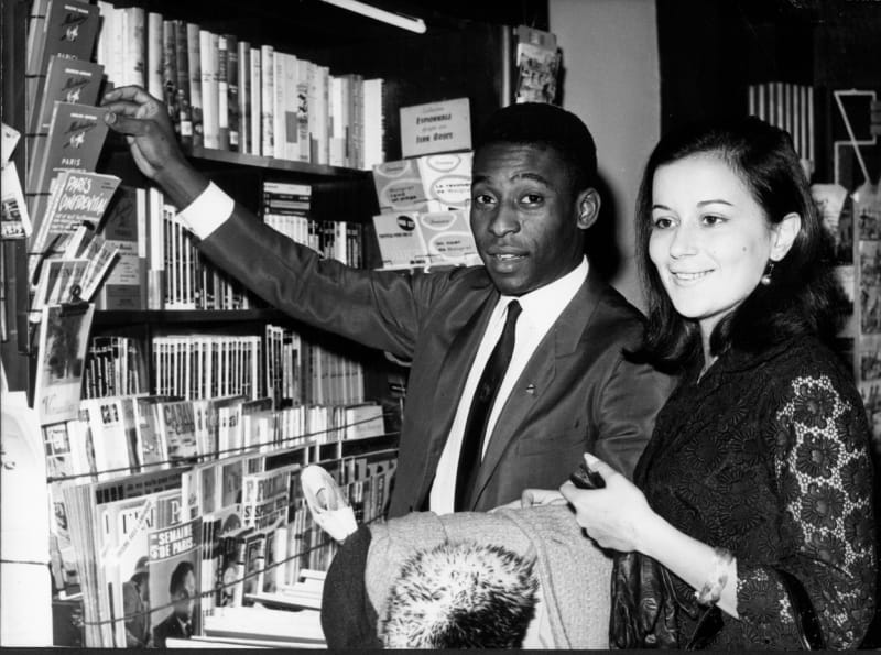 Pelé a jeho první žena Rosemeri dos Reis Cholby na svatební cestě v Paříži (1966).