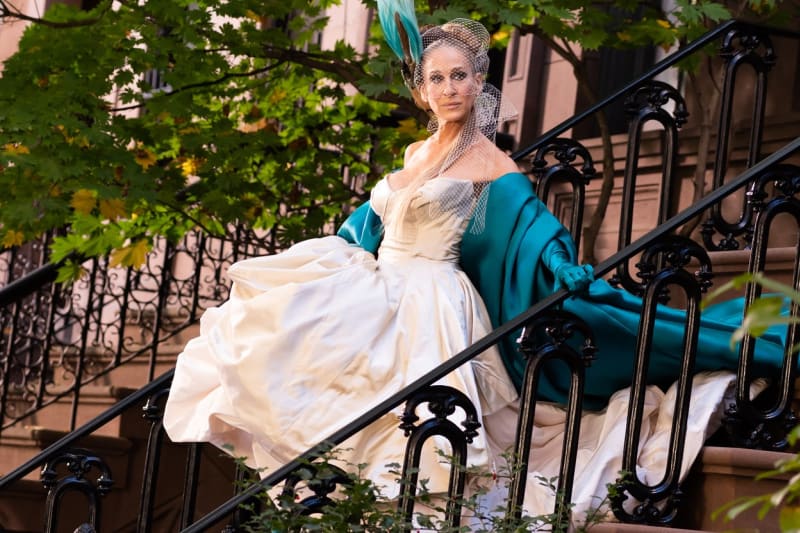 Carrie Bradshaw v modelu od Vivienne Westwood ve filmu Sex ve městě.