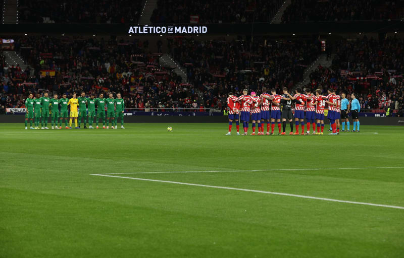 Minutou ticha uctili Pelého památku i při zápase španělské ligy mezi Atletikem Madrid a Elche.