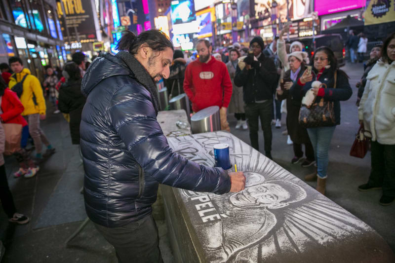 Dánský umělec vytvořil na newyorském Times Square výtvarné dílo na počest Pelého.
