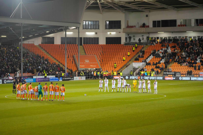 Minuta ticha za Pelého před utkání druhé nejvyšší anglické soutěže mezi Blackpoolem a Sheffieldem Utd.