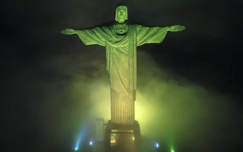 Socha Ježíše Krista Spasitele nad Rio de Janeirem nasvícená kvůli Pelého smrti do brazilských barev.