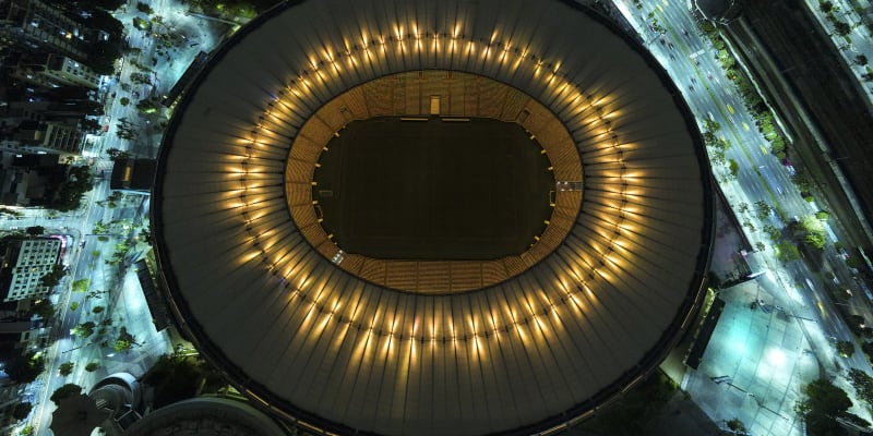 Ikonický brazilský stadion Maracaná nasvícený na Pelého počest.