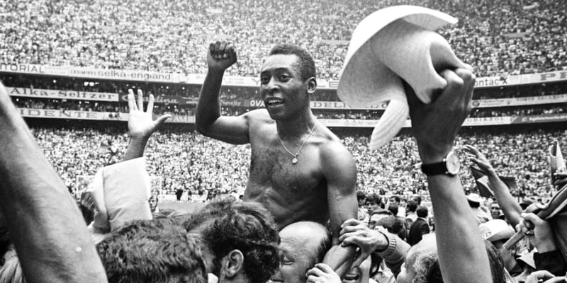 Pelé se stal fotbalovou legendou již v mládí, dodnes jej v Brazílii uctívají téměř jako Boha.