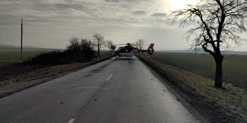 U Němčic nad Hanou se střetlo osobní auto s traktorem, který na vlečce převážel 18 lidí.