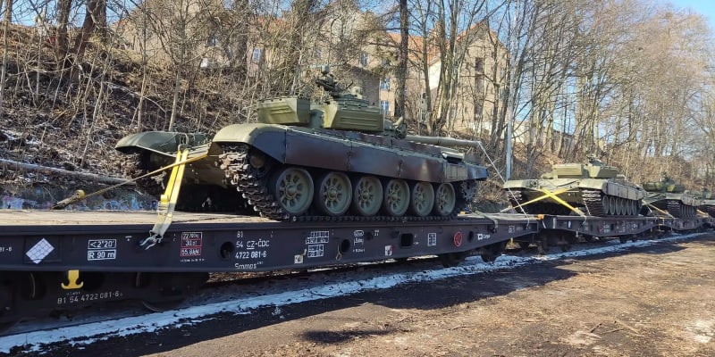 Duben 2022: Na Ukrajinu míří i české tanky a bojová vozidla pěchoty.