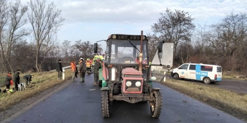 U Němčic nad Hanou se střetlo osobní auto s traktorem, který na vlečce převážel 18 lidí.