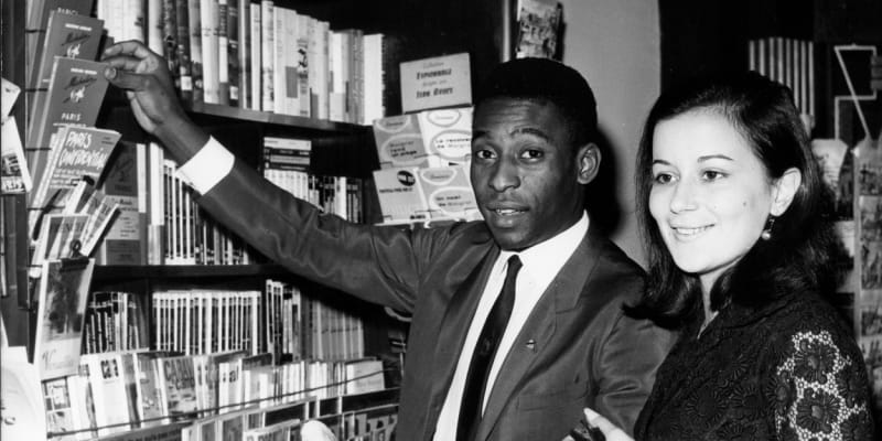 Pelé a jeho první žena Rosemeri dos Reis Cholby na svatební cestě v Paříži (1966)