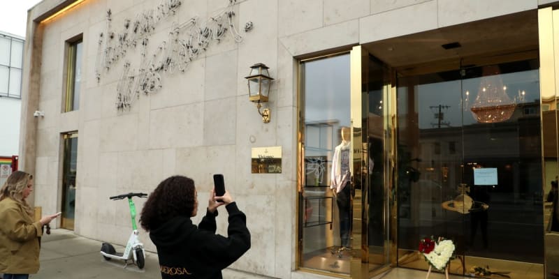 Před obchod módní návrhářky Vivienne Westwoodové v Los Angeles lidé po oznámení její smrti začali nosit květiny.
