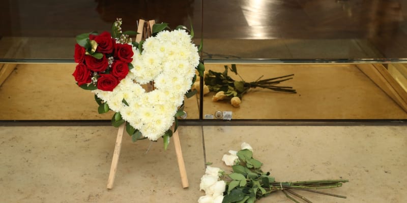 Před obchod módní návrhářky Vivienne Westwoodové v Los Angeles lidé po oznámení její smrti začali nosit květiny.