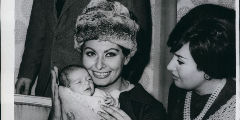 Teta Sophia  Loren na návštěvě u své sestry Marie a manžela Romana. V náručí drží novorozenou Alessandru. (1.1.1960)