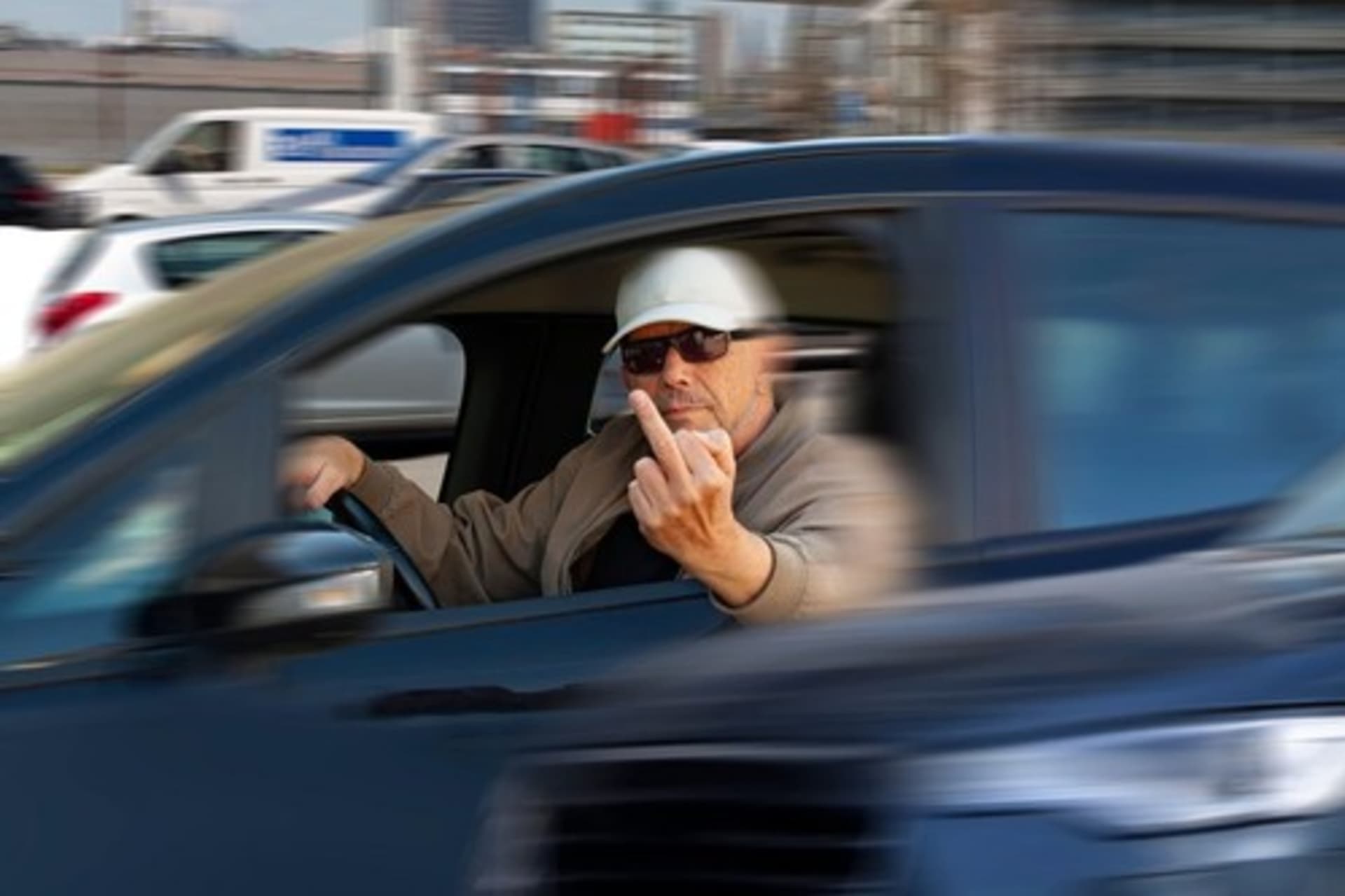 Vztyčený prostředníček patří k nejoblíbenějším gestům agresívních řidičů. V Německu je může přijít draho.
