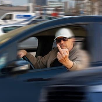 Vztyčený prostředníček patří k nejoblíbenějším gestům agresívních řidičů. V Německu je může přijít draho.