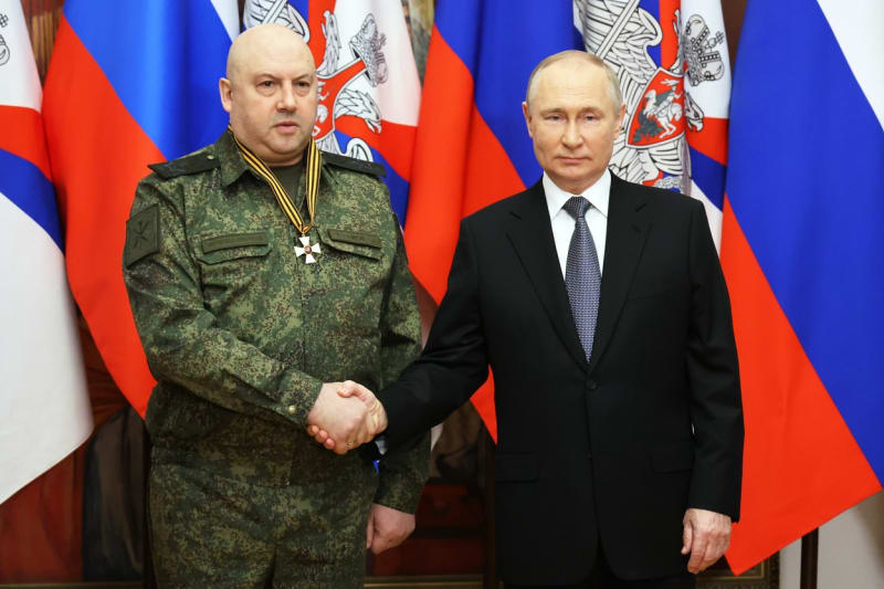 Ruský prezident Vladimir Putin vyznamenal velitele ruských sil na Ukrajině Sergeje Surovikina.