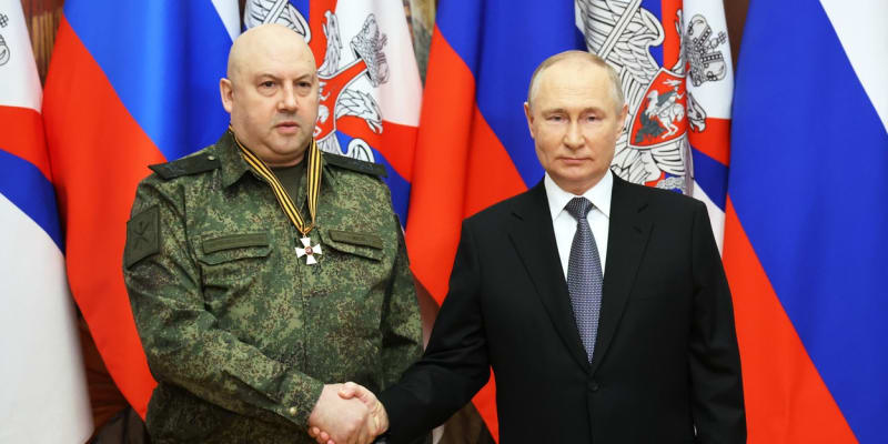 Ruský prezident Vladimir Putin vyznamenal velitele ruských sil na Ukrajině Sergeje Surovikina.