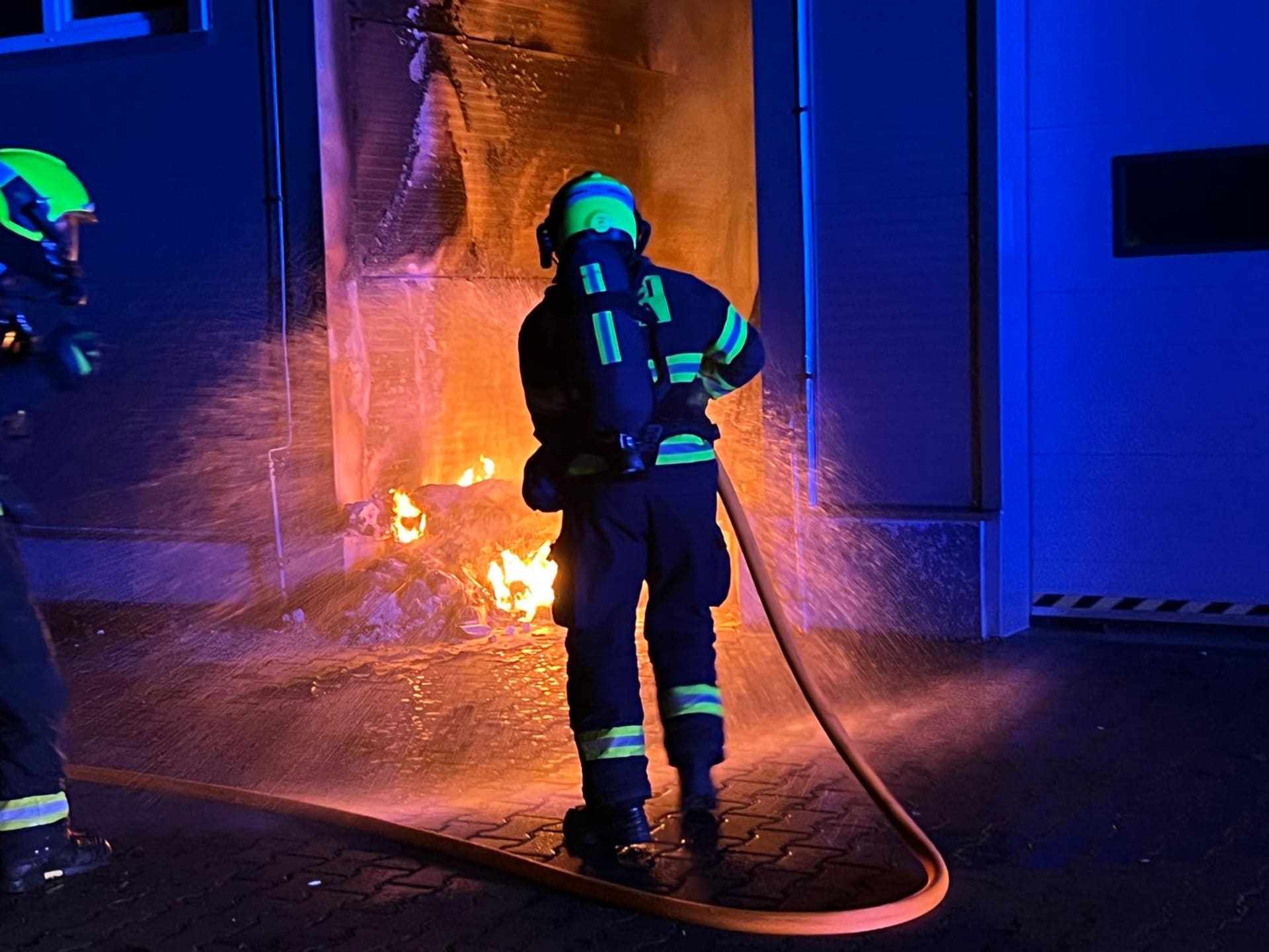 Pražští hasiči zasahovali u požáru kontejneru v Chrášťanech, který se rozšířil na přilehlou halu. 