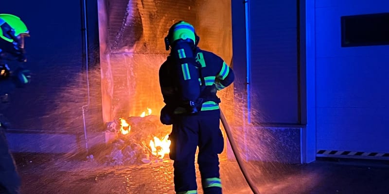 Pražští hasiči zasahovali u požáru kontejneru v Chrášťanech, který se rozšířil na přilehlou halu. 