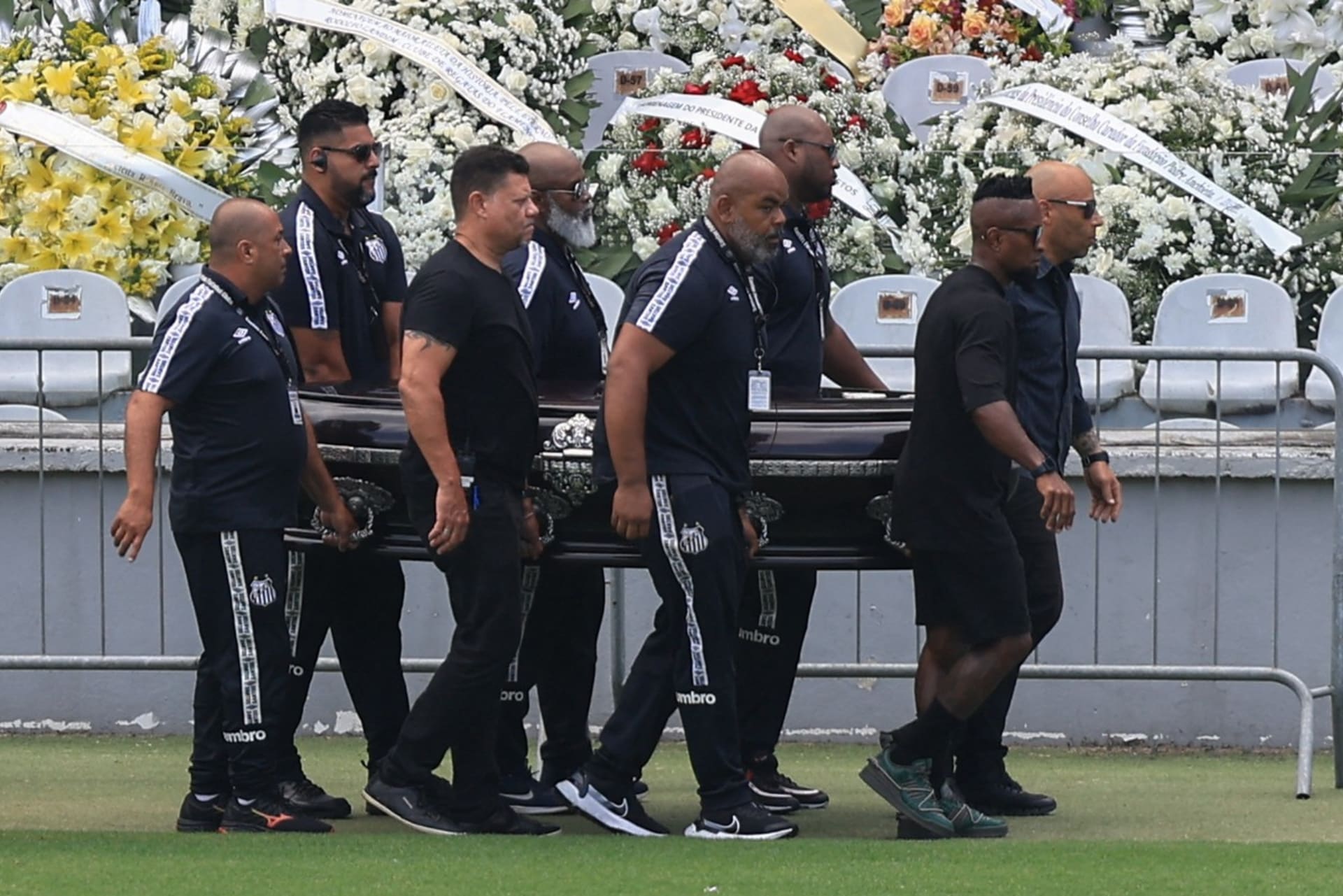 Rakev s ostatky Pelého byla kolem pondělní 10. hodiny brazilského času umístěna doprostřed stadionu klubu Santos.