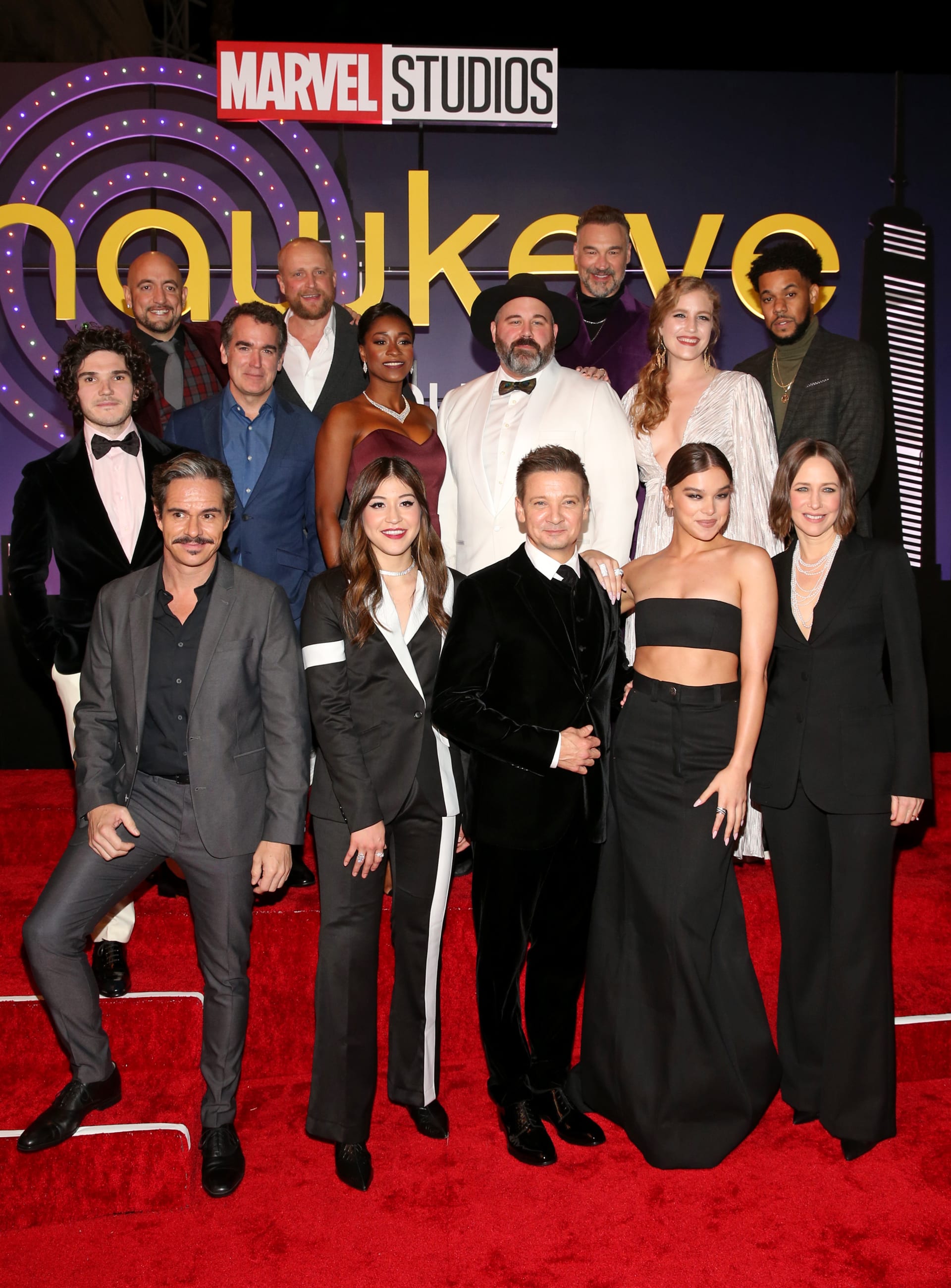 Jeremy Renner s kolegy na premiéře seriálu Hawkeye.