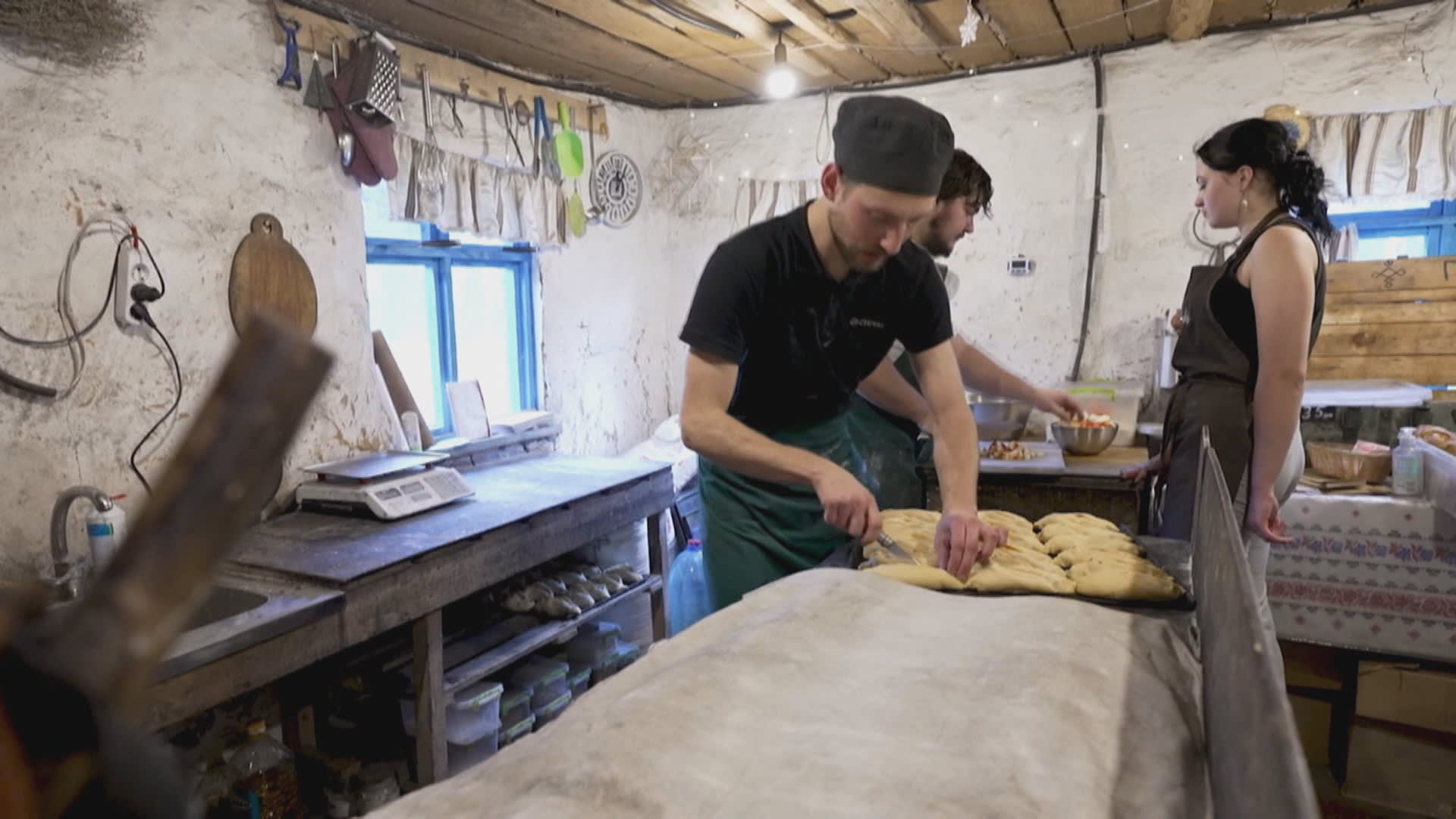 V pekárně v ukrajinském městě Buča se kvůli nedostatku energií pracuje postaru. 