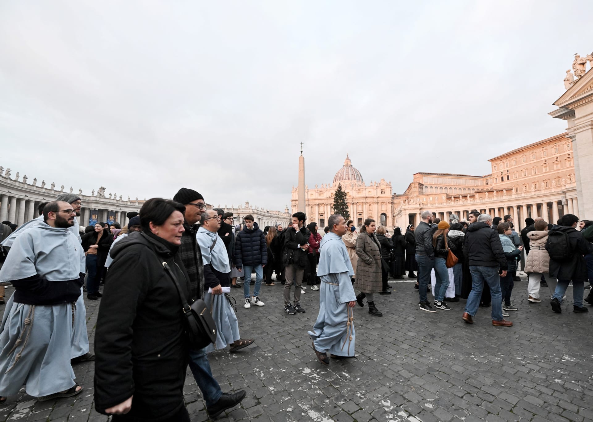 Na poslední rozloučení s bývalým papežem Beneditkem XVI. přicházejí tisíce lidí.