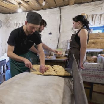 V pekárně ve městě Buča se pracuje ručně, šetří se energií. 