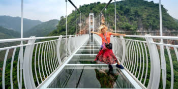 Projede po něm i nákladní auto. Vietnam láká turisty na nejdelší prosklený most světa