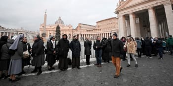 Poslední loučení s bývalým papežem Benediktem: Do baziliky přicházejí tisíce lidí