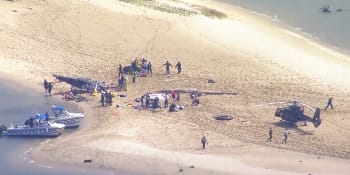 Hrůza v turistickém letovisku. Nad známou australskou pláží se srazily dva vrtulníky
