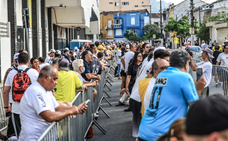 Lidé čekají před stadionem Santosu, aby viděli rakev s legendárním Pelém.