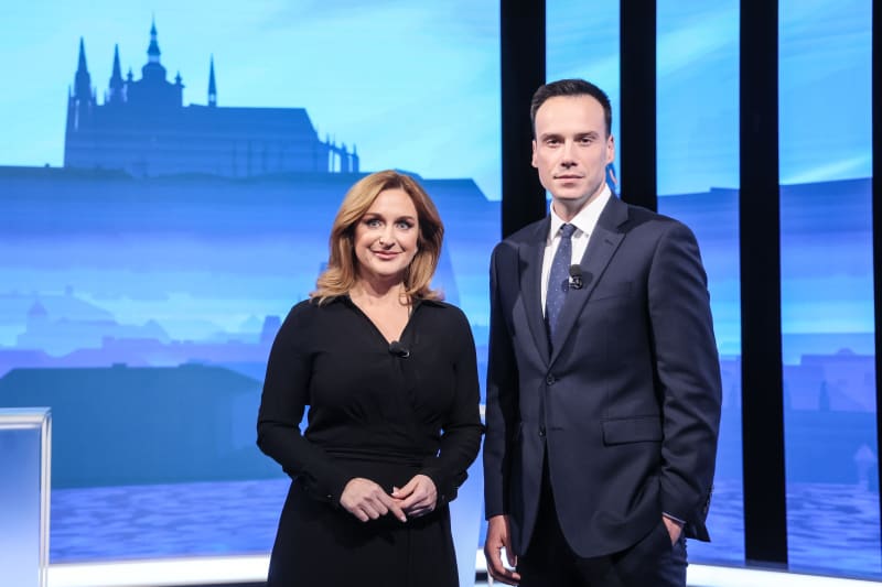 Debatu na jedničku zvládli moderátoři Terezie Tománková a Petr Suchoň.