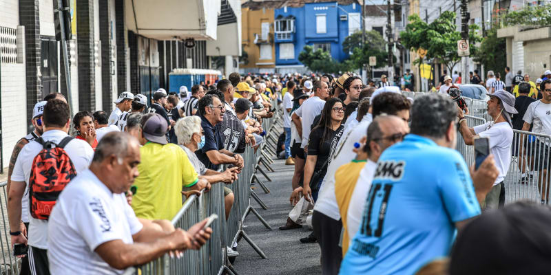 Lidé čekají před stadionem Santosu, aby viděli rakev s legendárním Pelém.