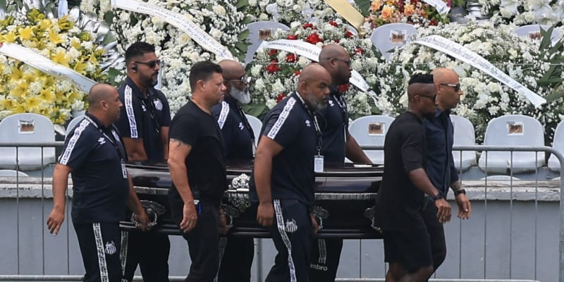 Rakev s ostatky Pelého byla kolem pondělní 10. hodiny brazilského času umístěna doprostřed stadionu klubu Santos.