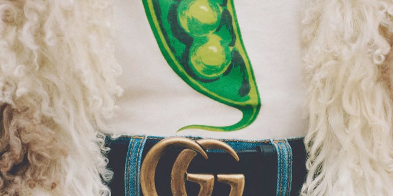 Ikonické propletené logo s dvěma písmeny G odkazuje na jméno Guccio Gucci.