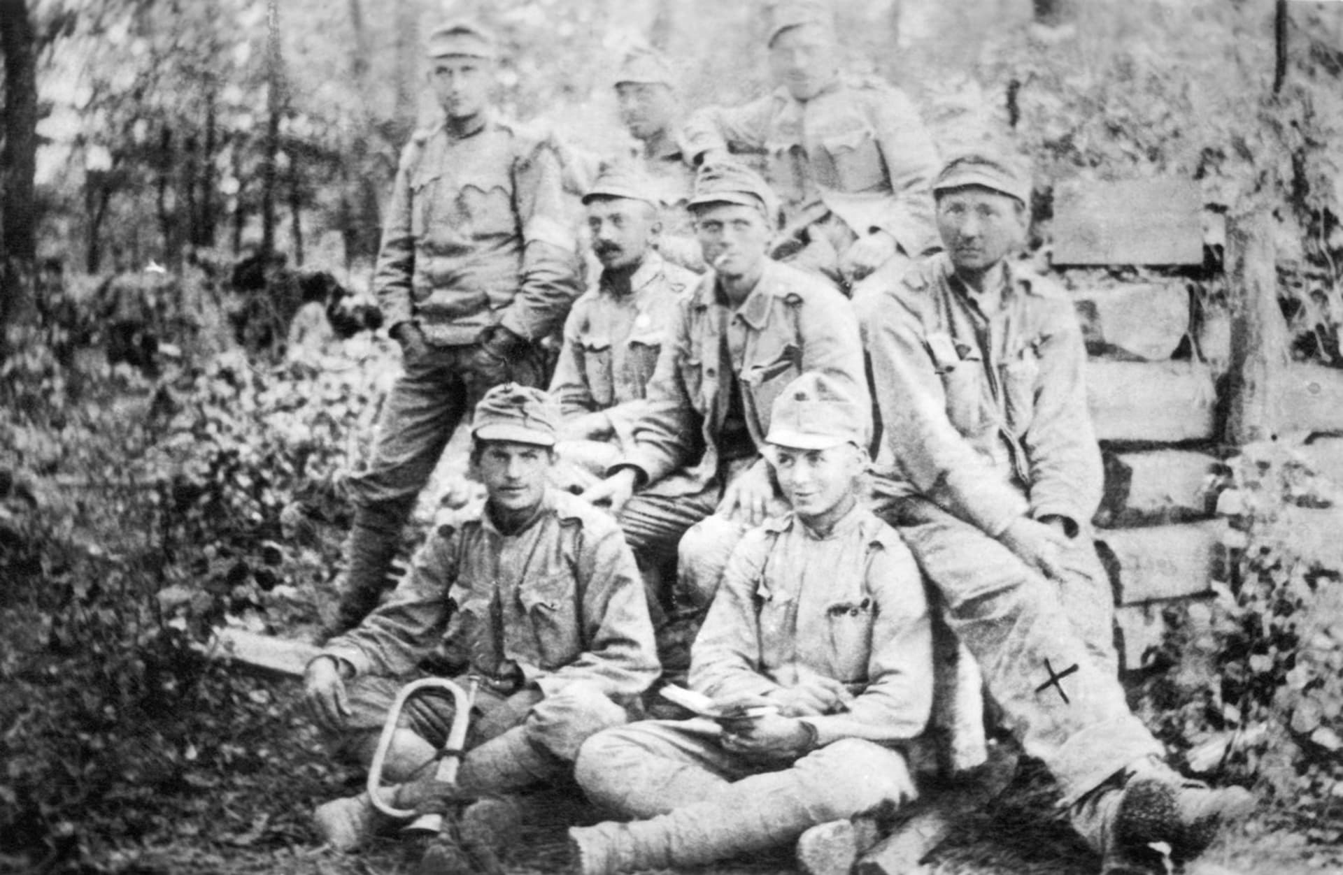 Jaroslav Hašek (úplně vpravo s křížkem na noze) se skupinou vojáků na frontě 1. světové války