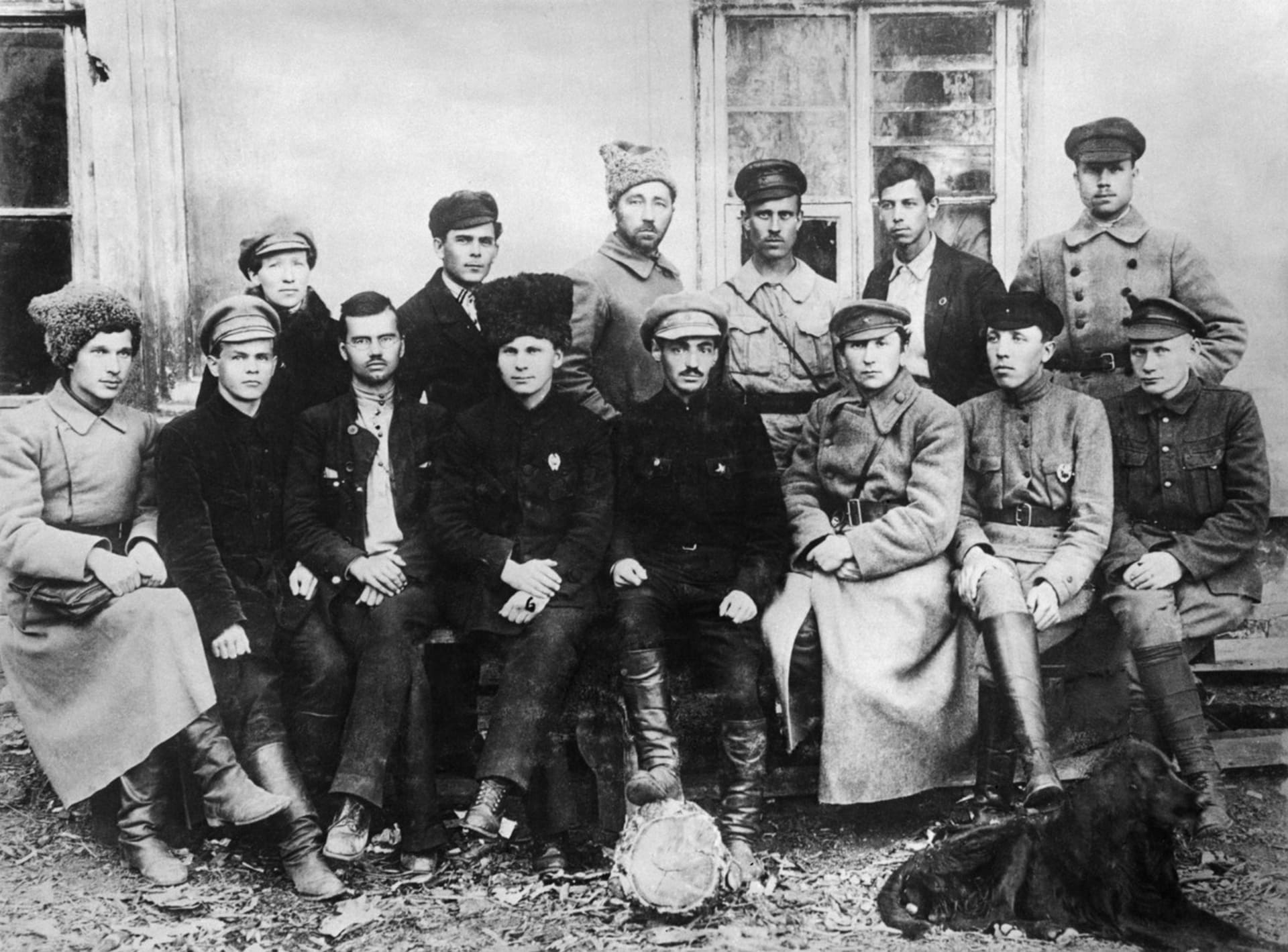 Hašek (sedící třetí zprava) ve skupině rudých komisařů.