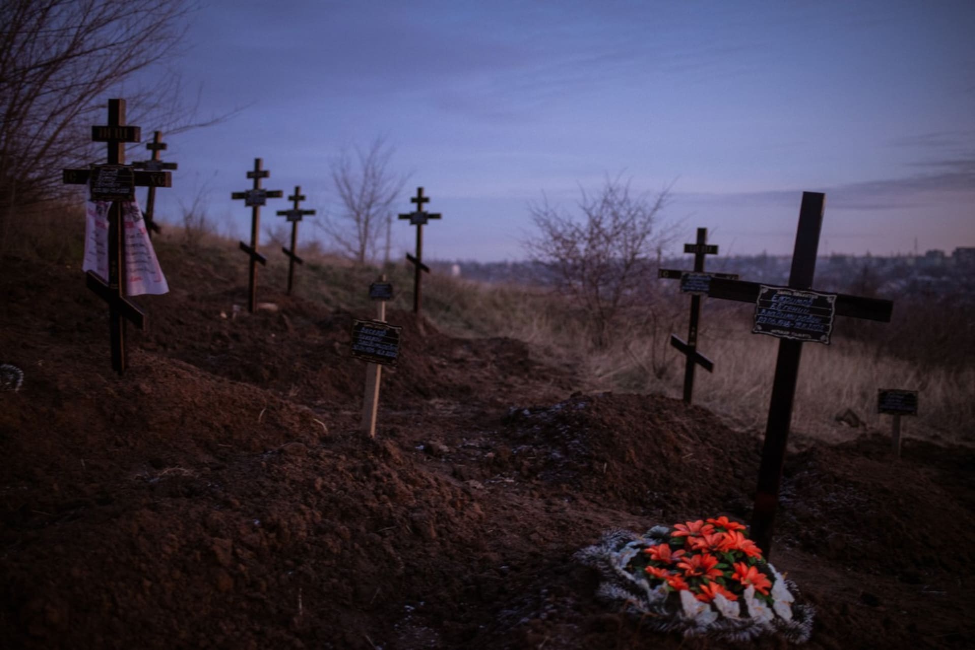 Hřbitov ve městě Bachmut, na kterém od léta přibylo desítky nových hrobů