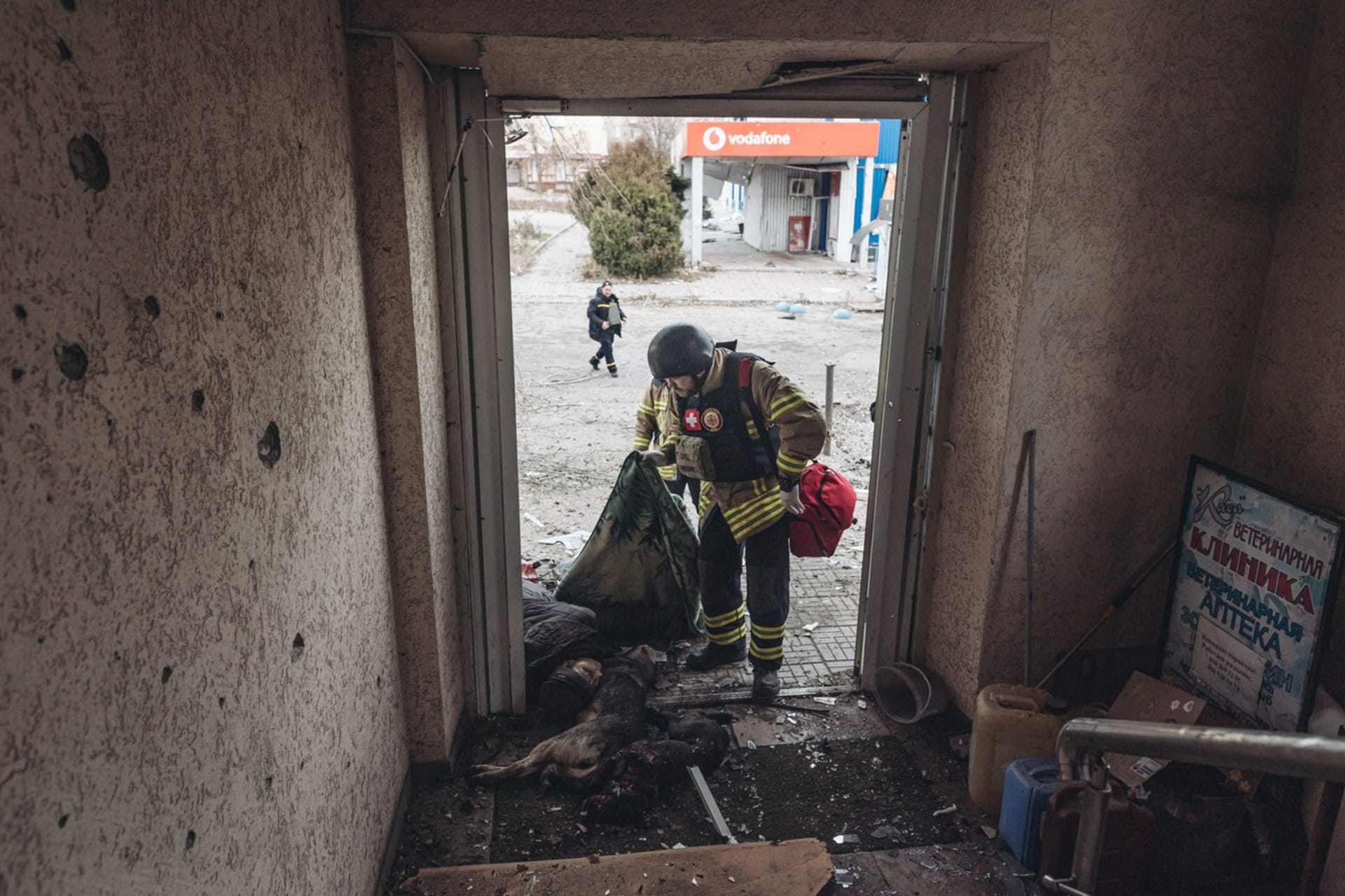Záchranář přikrývá tělo ženy, která zemřela po ruském ostřelování města Bachmut