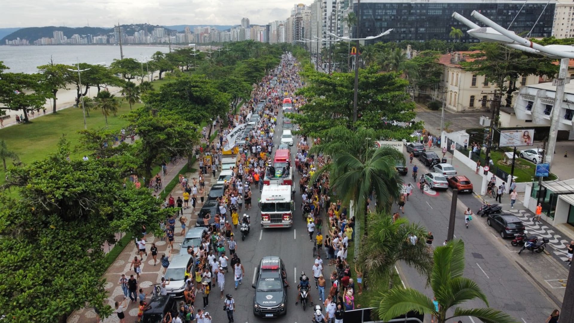 Ulice Santosu lemovaly tisícovky lidí. Chtěly naposledy uctít Pelého.