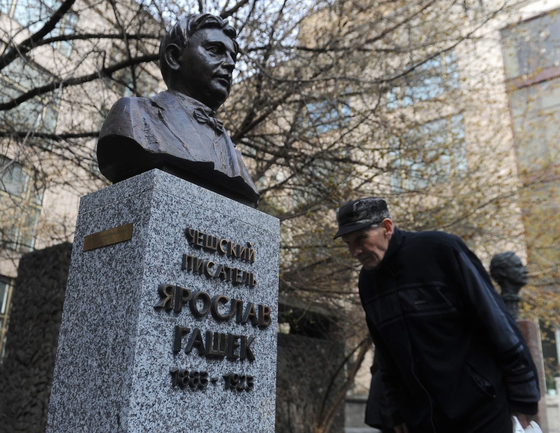 Jaroslav Hašek je v Rusku dodnes velmi populární, v Moskvě má svou ulici i bustu.